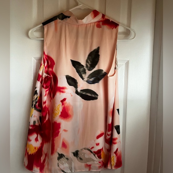 Pleated v neck shell - Picture 6 of 8